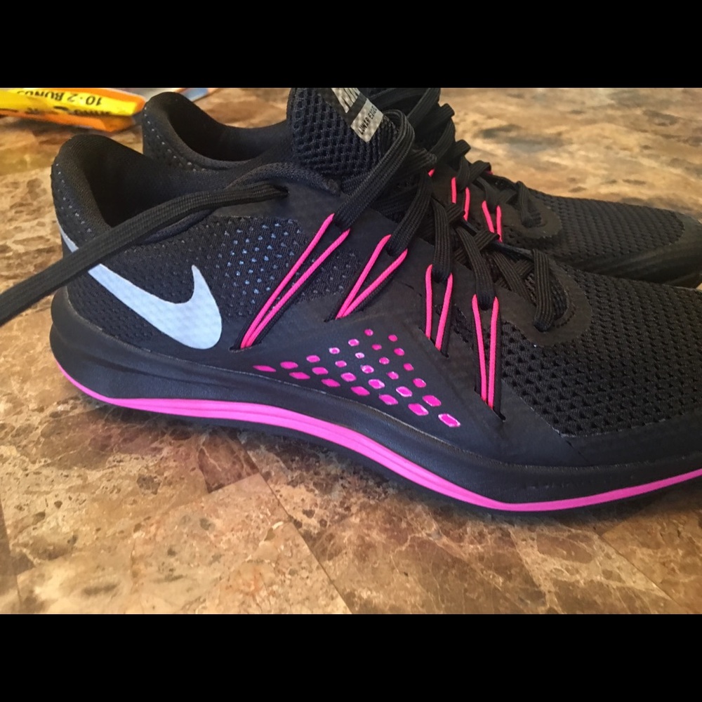 Nike tennis shoes (women)